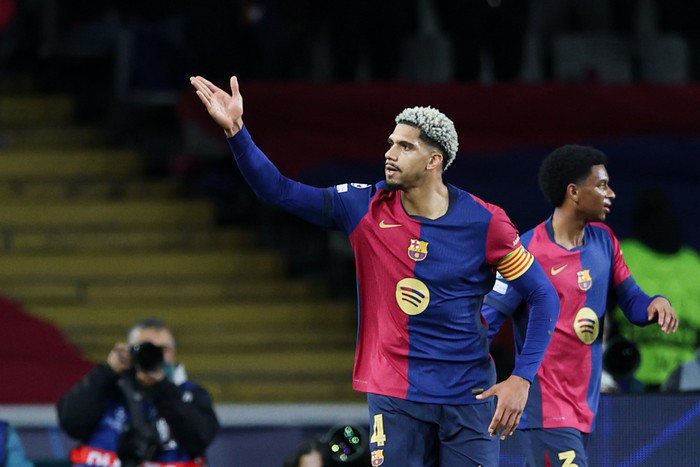 BARCELONA, SPAIN - 2025/01/30: Ronald Araujo of FC Barcelona celebrates after scoring a goal during the UEFA Champions League match between FC Barcelona and Atalanta Bergamo at Estadio Olimpico. FInal Score; FC Barcelona 2:2 Atalanta Bergamo. (Photo by Grzegorz Wajda/SOPA Images/LightRocket via Getty Images)