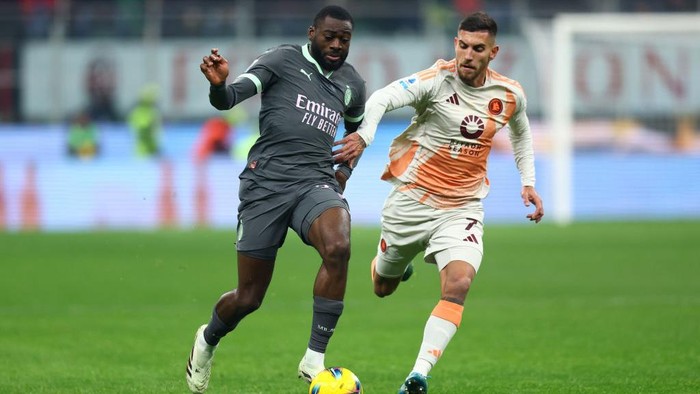 MILAN, ITALY - DECEMBER 29: Youssouf Fofana of AC Milan is challenged by Lorenzo Pellegrini of AS Roma during the Serie A match between AC Milan and AS Roma at Stadio Giuseppe Meazza on December 29, 2024 in Milan, Italy. (Photo by Francesco Scaccianoce/Getty Images)