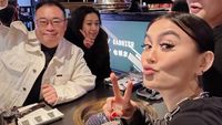 Gaya Kece Agnez Mo Makan di Resto hingga BBQ di Rumah
