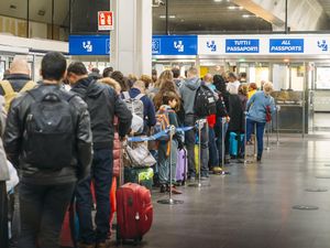 Bandara Madrid Kacau, Kewalahan Tangani Lonjakan Wisatawan Bandara Madrid Kacau, Kewalahan Tangani Lonjakan Wisatawan