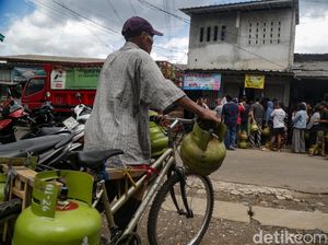 Antrean LPG Masih Terjadi di Jakarta Antrean LPG Masih Terjadi di Jakarta
