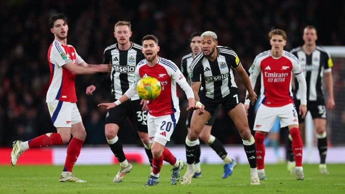 LONDON, ENGLAND - JANUARY 07: Jorginho of Arsenal in action with Joelinton of Newcastle United during the Carabao Cup Semi Final First Leg match between Arsenal and Newcastle United at Emirates Stadium on January 07, 2025 in London, England. (Photo by Marc Atkins/Getty Images)