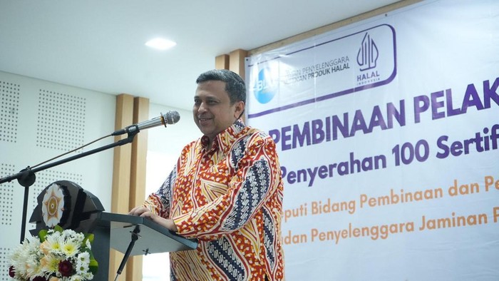 Babe Haikal dalam kesibukan penyerahan akta halal secara simbolis terhadap pelaku kerja keras di Gedung Laboratorium Penelitian dan Pengujian Terpadu (LPPT), Universitas Gadjah Mada (UGM) Yogyakarta, Selasa (4/2/2025). Babe Haikal dalam kesibukan penyerahan akta halal secara simbolis terhadap pelaku kerja keras di Gedung Laboratorium Penelitian dan Pengujian Terpadu (LPPT), Universitas Gadjah Mada (UGM) Yogyakarta, Selasa (4/2/2025).