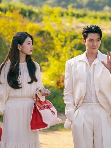 Setelah hampir satu dekade sejak mereka terakhir kali tampil bersama dalam drama Uncontrollably Fond, Kim Woo Bin dan Bae Suzy kembali dipasangkan dalam drama fantasi-romantis berjudul Genie, Make A Wish, yang akan tayang di Netflix pada 3 Oktober 2025.