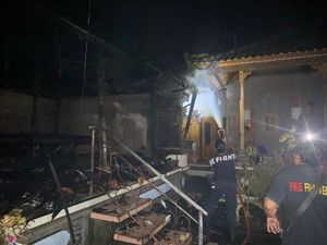 Bale Sari di Tabanan Ludes Terbakar, Kerugian Mencapai Rp 150 Juta Bale Sari di Tabanan Ludes Terbakar, Kerugian Mencapai Rp 150 Juta