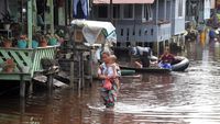 Terpaksa Gunakan Sampan Warga Rokan Hilir Akibat Banjir
