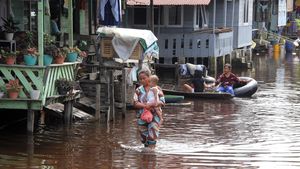 Terpaksa Gunakan Sampan Warga Rokan Hilir Akibat Banjir