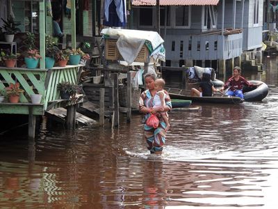 Terpaksa Gunakan Sampan Warga Rokan Hilir Akibat Banjir