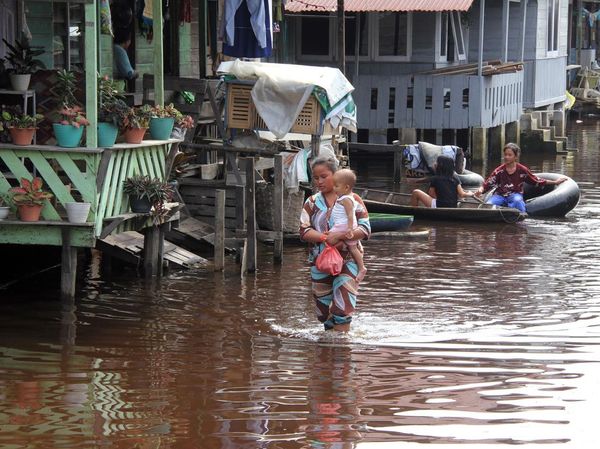 Terpaksa Gunakan Sampan Warga Rokan Hilir Akibat Banjir
