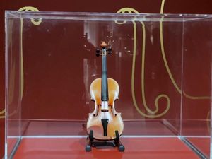 Video Biola Buatan 1714 Ini Bisa Menjadi Alat Musik Termahal yang Dilelang Video Biola Buatan 1714 Ini Bisa Menjadi Alat Musik Termahal yang Dilelang