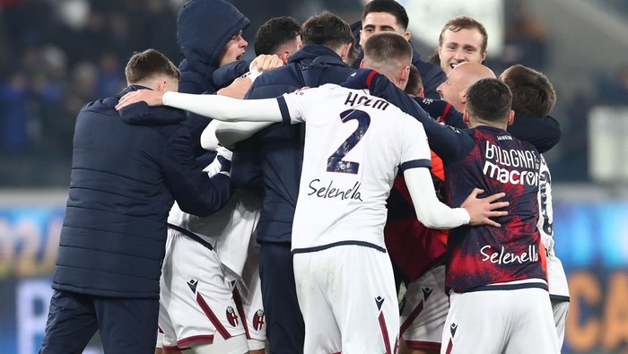 BERGAMO, ITALY - FEBRUARY 04: The players of Bologna FC celebrate the victory at the end of the Coppa Italia, Quarter Final match between Atalanta BC and Bologna FC at Gewiss Stadium on February 04, 2025 in Bergamo, Italy. (Photo by Marco Luzzani/Getty Images)