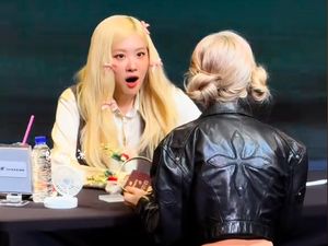 Potret Viral Fans Cosplay Jadi Rose BLACKPINK, Sulit Dibedakan dengan yang Asli Potret Viral Fans Cosplay Jadi Rose BLACKPINK, Sulit Dibedakan dengan yang Asli