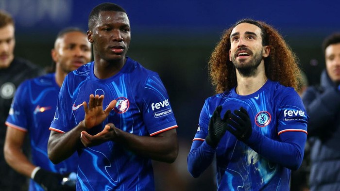 LONDON, ENGLAND - FEBRUARY 03: Marc Cucurella (R) of Chelsea applauds the supporters alongside team-mate Moises Caicedo at full-time following the Premier League match between Chelsea FC and West Ham United FC at Stamford Bridge on February 03, 2025 in London, England. (Photo by Chris Brunskill/Fantasista/Getty Images)