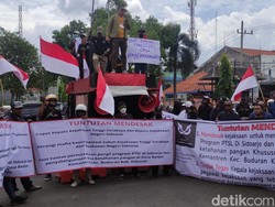 Warga Demo Kejari Tuntut Usut Dugaan Pungli PTSL di Banjarkemantren Sidoarjo