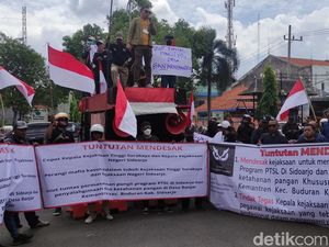Warga Demo Kejari Tuntut Usut Dugaan Pungli PTSL di Banjarkemantren Sidoarjo Warga Demo Kejari Tuntut Usut Dugaan Pungli PTSL di Banjarkemantren Sidoarjo