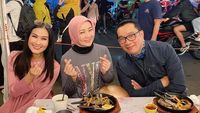 Gaya Asyik Iis Dahlia Makan Mewah hingga Lesehan di Kaki Lima