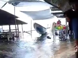 Gelombang Tinggi Terjang Perairan Selatan Trenggalek, Warung-Jalan Terendam