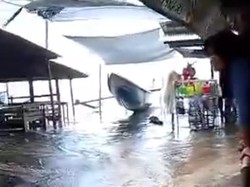 Gelombang Tinggi Terjang Perairan Selatan Trenggalek, Warung-Jalan Terendam