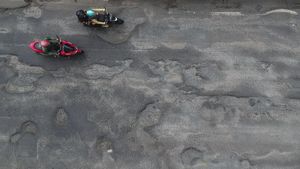 Jalan Pantura Batang Rusak Parah! Lubang Menganga Bisa Picu Kecelakaan