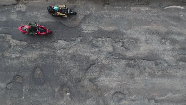Jalan Pantura Batang Rusak Parah! Lubang Menganga Bisa Picu Kecelakaan