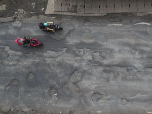 Jalan Pantura Batang Rusak Parah! Lubang Menganga Bisa Picu Kecelakaan Jalan Pantura Batang Rusak Parah! Lubang Menganga Bisa Picu Kecelakaan
