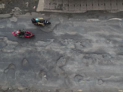 Jalan Pantura Batang Rusak Parah! Lubang Menganga Bisa Picu Kecelakaan