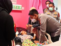 Kapolda Jabar Cek Kondisi Balita Korban Kecelakaan GT Ciawi di RS