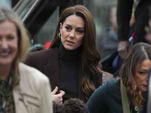 Kate Middleton Tinggalkan Gelar Kerajaan demi Jadi Pembantu di SD Kate Middleton Tinggalkan Gelar Kerajaan demi Jadi Pembantu di SD