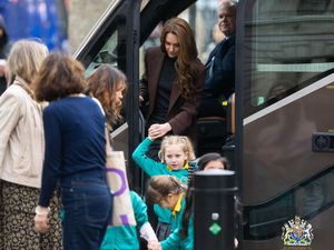 Kate Middleton Temani Murid SD Kunjungan ke Museum, Numpang Bus Sekolah Kate Middleton Temani Murid SD Kunjungan ke Museum, Numpang Bus Sekolah