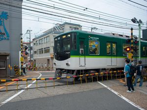 Gerombolan Turis Masuk Rel, Masinis Jepang Berhentikan Kereta Api
