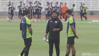 Pelatih Timnas U-20 Indra Sjafrie  memimpin latihan di Stadion Madya Gelora Bung Karno, Senayan, Jakarta, Rabu  (5/2/2025).  