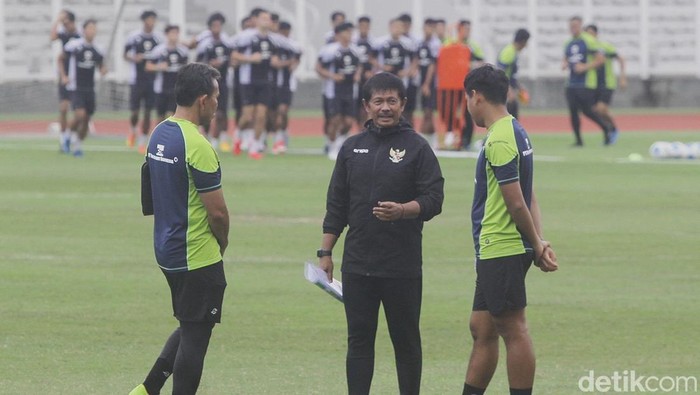 Pelatih Timnas U-20 Indra Sjafrie memimpin latihan di Stadion Madya Gelora Bung Karno, Senayan, Jakarta, Rabu (5/2/2025).