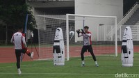 Salah satu pemain yang paling menarik perhatian Indra Sjafri adalah Evandra Florasta. Pemain berusia 16 tahun itu dinilai layak promosi dari Timnas U-17 ke Timnas U-20. 
