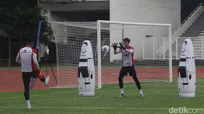 Melihat Latihan Timnas U-20 Sebelum Tanding di China Pelatih Timnas U-20 Indra Sjafrie memimpin latihan di Stadion Madya Gelora Bung Karno, Senayan, Jakarta, Rabu (5/2/2025).