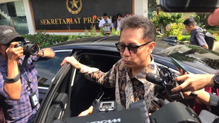 Menkes usai berjumpa Prabowo diskusikan cek kesehatan gratis (Rolando/detikcom) Menkes usai berjumpa Prabowo diskusikan cek kesehatan gratis (Rolando/detikcom)