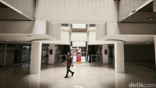 Mirisnya Kondisi Pasar Baru Square yang Kian Sepi
