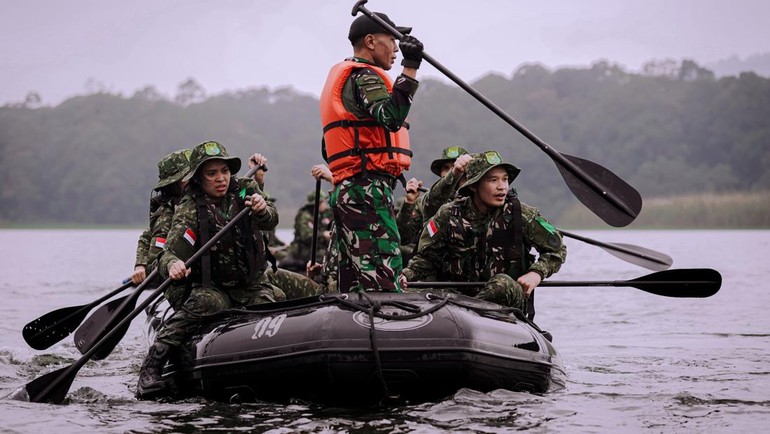 Udara dingin di tepian danau Situ Lembang, Bandung Barat, Jawa Barat menjadi saksi kerja keras para pelatih, atlet, pengurus Pelatnas Persatuan Bulutangkis Seluruh Indonesia (PBSI) dalam menguatkan ikatan batin dan komitmen kebersamaan dalam perjuangan mengibarkan bendera Merah Putih di panggung-panggung olahraga dunia. 