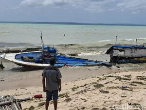 Banjir Rob Hancurkan 10 Kapal Nelayan di Kupang