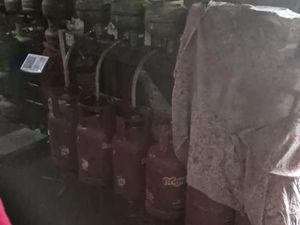 Video: Bareskrim Polri Ungkap Pengoplosan LPG 3 Kg di Bogor-Bekasi-Tegal Video: Bareskrim Polri Ungkap Pengoplosan LPG 3 Kg di Bogor-Bekasi-Tegal