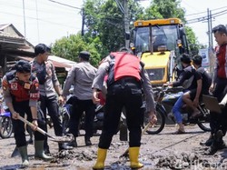 Polisi Bersihkan Sisa Material Pascabanjir di Kendit Situbondo