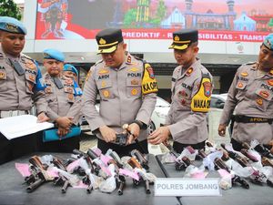 Anggota Polres Jombang Mendadak Dites Urine-Senpi Diperiksa, Ini Hasilnya Anggota Polres Jombang Mendadak Dites Urine-Senpi Diperiksa, Ini Hasilnya