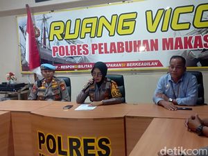 Wanita di Pelabuhan Soetta Makassar Luka karena Saling Dorong dengan Polisi Wanita di Pelabuhan Soetta Makassar Luka karena Saling Dorong dengan Polisi