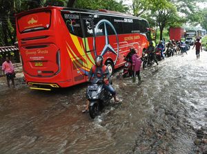 Potret Banjir yang Bikin Jalan Pantura Situbondo Macet Potret Banjir yang Bikin Jalan Pantura Situbondo Macet