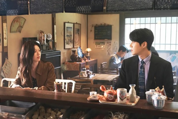 Potret Go Youn Jung dan Kim Seon Ho dalam drama 'Can This Love Be Translated?'