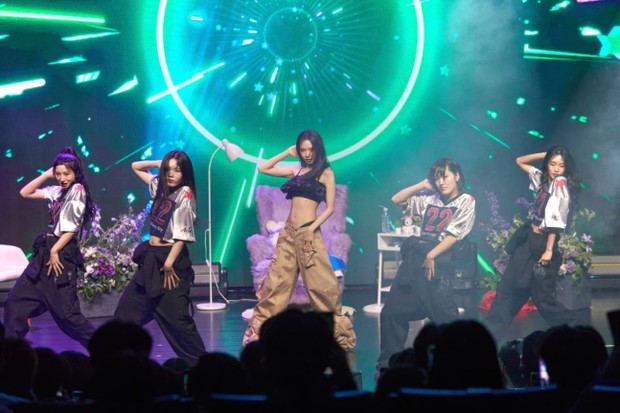 Potret Son Na Eun dalam fanmeeting 'Better Sonday'