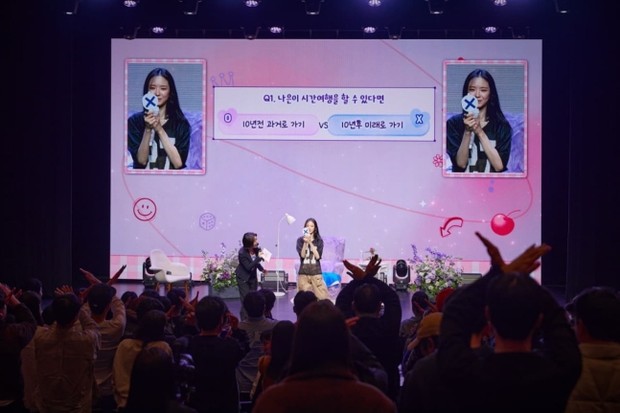 Potret Son Na Eun dalam fanmeeting 'Better Sonday'