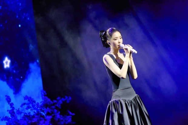 Potret Son Na Eun dalam fanmeeting 'Better Sonday'