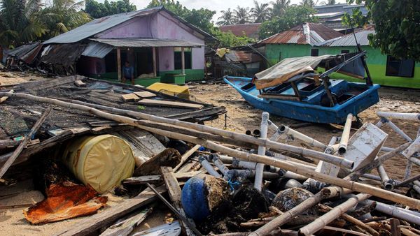 Rumah dan Tanggul Rusak Diterjang Banjir Rob di Kupang
