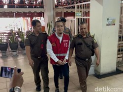 Ivan Sugiamto Pemaksa Siswa Menggonggong Jalani Sidang Perdana