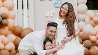 7 Foto Gender Reveal Siti Badriah, Kocak Krisjiana Sampai Pura-pura Pingsan
